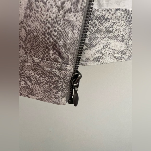 NWT Chicos Womens Jacket Size Small Grey Snake Print Linen Blend with pa… - Picture 7 of 8